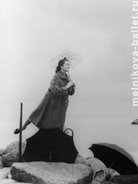Фото с зонтиками, берег Финского залива, июль 1958 г.
