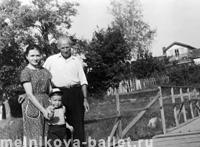 Л.Мельникова с отцом и сыном, три фото, Репино, примерно 1966 г.