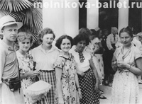 Л.Коротеева у входа в питомник, Сухуми, поездка на Кавказ, июль 1955 г., фото 11