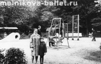Л.Мельникова с сыном в парке Ленина, 1968 г.
