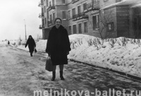 Л.Мельникова у своего дома, 1969 г.