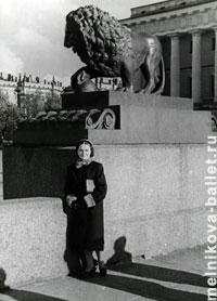 Л.Коротеева на экскурсии по Ленинграду, 5 октября 1953 года, фото 1