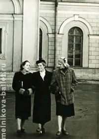 Т.Удаленкова, Э.Смирнова, Л.Коротеева на экскурсии по Ленинграду, 5 октября 1953 года, фото 2