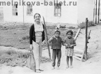 Л.Л.Мельникова и дети, село Тору-Айгыр, Киргизия, август 1974 г., фото 2