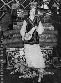 Л.Л.Мельникова в киргизском национальном костюме, Киргизия, август 1974 г., фото 7 а, б, в, г