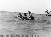 Евпатория, Л.Коротеева и подруги, июль - август 1954 г., фото 4