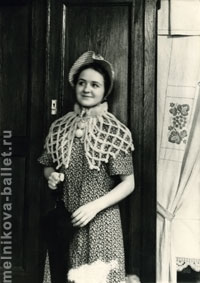 Людмила Коротеева с зонтиком, февраль 1953 года