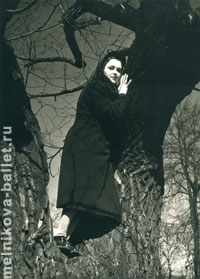 Прогулка, Л.Коротеева на дереве, 1 мая 1956 г., фото 20