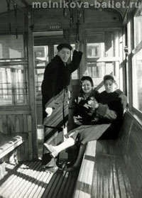 В трамвае после прогулки, 1 мая 1956 г., фото 34