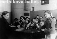 Людмила Коротеева на уроке естествознания, 1944 г.