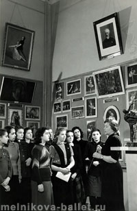 В театральном музее, 8/9 класс ЛГХУ, 1951 г.