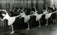 Людмила Коротеева на уроке классического танца, 1946 г.