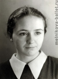 Людмила Коротеева - фотопортрет в 3/4, июнь 1952 г.