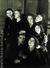 Л.Коротеева с друзьями - учащимися ЛГХУ, февраль 1952 г.