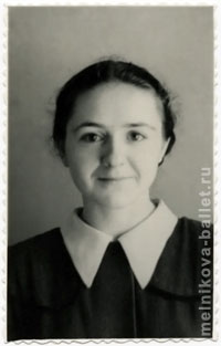 Людмила Коротеева - фотопортрет в фас, июнь 1952 г.