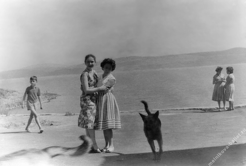 Людмила Мельникова и переводчица Уана Милкова на пляже, мимо пробегают собаки - Болгария, лето 1961 года, фото 11