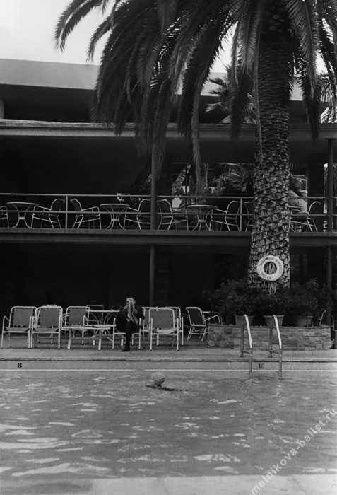 Людмила Мельникова плавает в бассейне во внутреннем дворе отеля - Лос-Анджелес, США, 1964 год, фото 83б