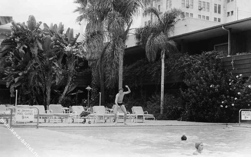 Людмила Мельникова плавает в бассейне во внутреннем дворе отеля - Лос-Анджелес, США, 1964 год, фото 83в