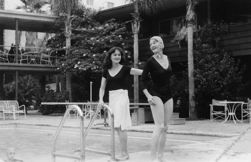Людмила Мельникова и Иллария Лентовская у бассейна во внутреннем дворе отеля - Лос-Анджелес, США, 1964 год, фото 83 а