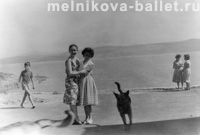 У моря с переводчицей, Болгария, 1961 год, фото 11
