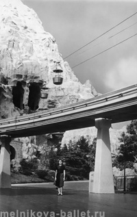 Диснейленд, под фуникулером, Анахайм, США, 1964 год, фото 86а и 86б