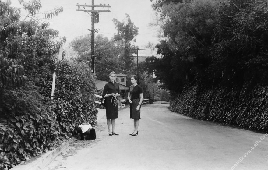 Э.Лобанова и Т.Богданова идут по дороге в гору - Лос-Анджелес, США, 1964 год, фото 91