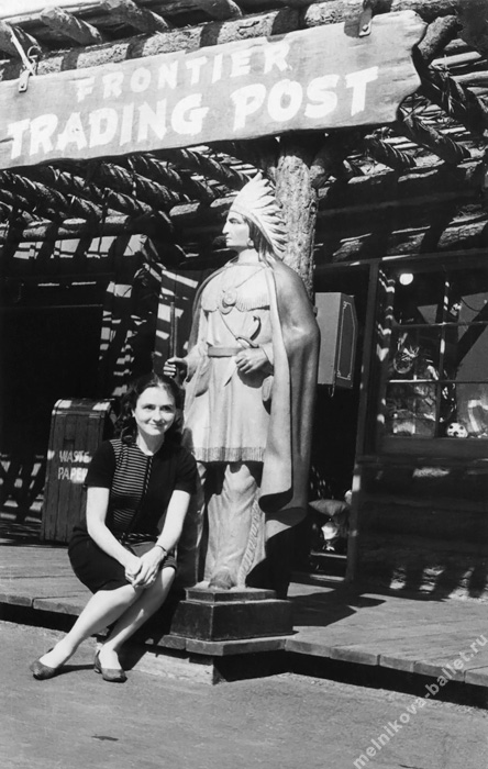 Л.Л.Мельникова рядом со скульптурой индейца в Индейской деревне в Диснейленде  - Анахайм, США, 1964 год, фото 97