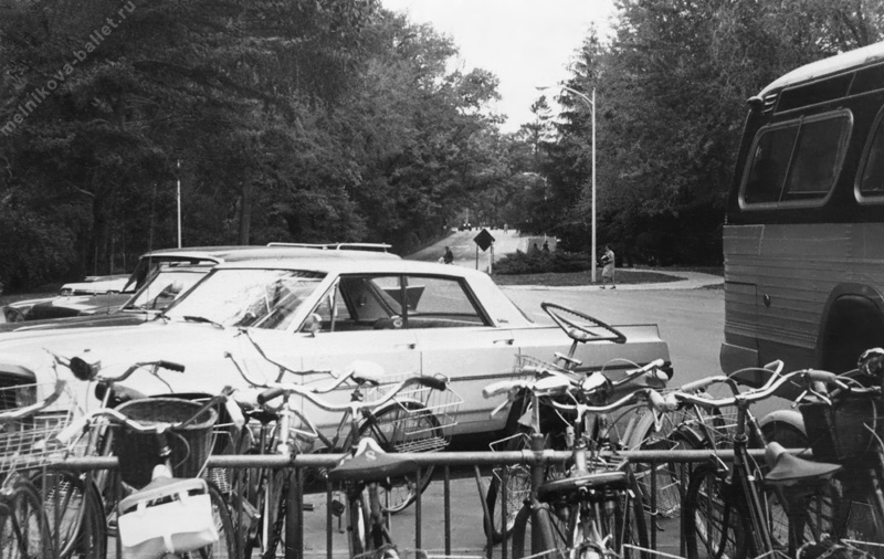 Стоянка автомашин и велосипедов - Ист Ленсинг, США, 1964 год, фото 112