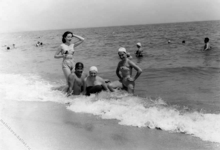 Людмила Леонидовна Мельникова (слева) и другие отдыхающие на пляже - Болгария, 1961 год, фото 15