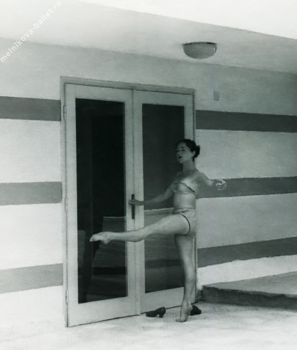 Людмила Леонидовна Мельникова репетирует возле отеля - Болгария, лето 1961 года, фото 9а