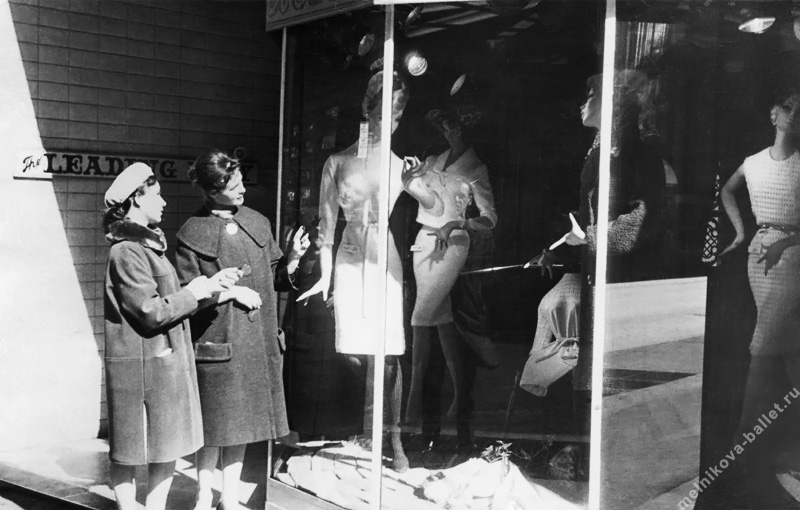 Участницы гастролей у магазина женской одежды - Торонто, Канада, ~ 1964 год, фото 19
