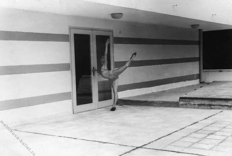 Л.Л.Мельникова - репетиция у отеля, фото 9б, Болгария, 1961 год