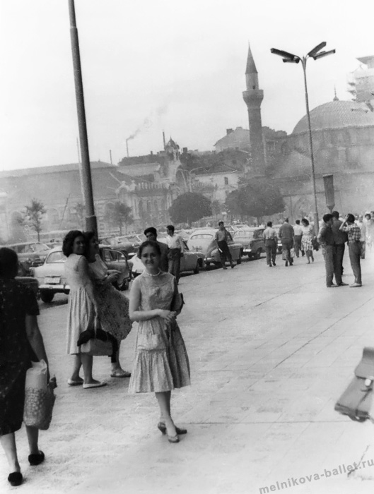 Людмила Леонидовна Мельникова на площади, на заднем плане видна мечеть - Болгария, 1961 год, фото 16