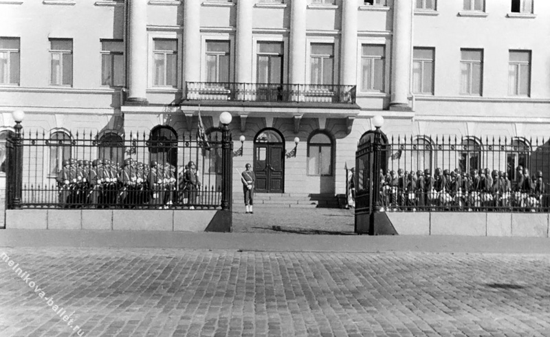 Почетный караул у Президентского двореца - Хельсинки, Финляндия, 1966 год, фото 8б