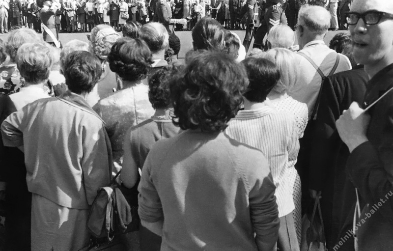 Зрители, наблюдающие смену караула - Хельсинки, Финляндия, 1966 год, фото 8г