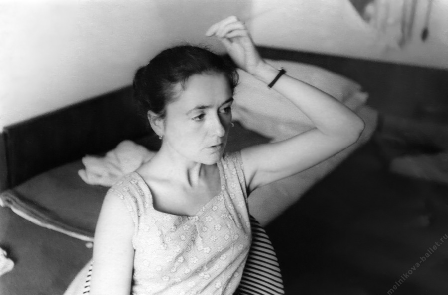 Людмила Леонидовна Мельникова в гостиничном номере - Болгария, 1961 год, фото 18