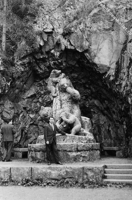 Михаил Яковлевич Мельников около грота со скульптурой семейства медведей - Финляндия, 1966 год, фото 34а