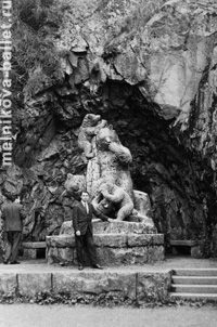 М.Я.Мельников у сукльптуры в гроте, Финляндия, 1966 год, фото 34а, 34б