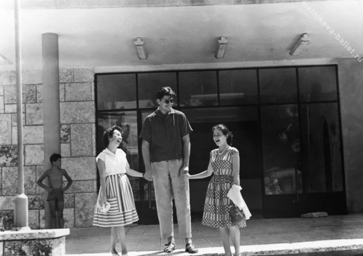 Людмила Леонидовна Мельникова (справа) - фотография с очень высоким мужчиной и женщиной, Болгария, 1961 год, фото 21