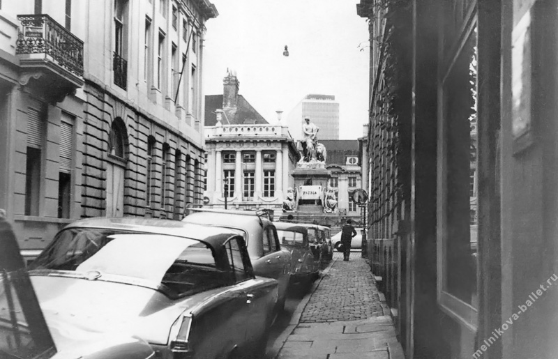 Улица, вид на площадь с памятником - Брюссель, Бельгия (фото 4), сентябрь 1966 года