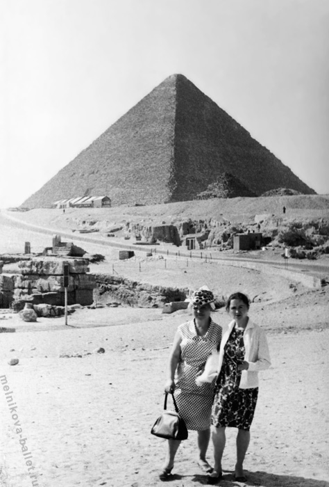 Л.Л.Мельникова и театральный парикмахер Тамара на фоне пирамиды Хеопса - Гиза, Каир, Египет, 1968 год, фото 7