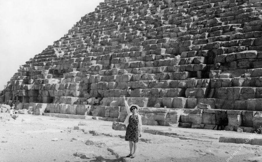 Людмила Леонидовна Мельникова у подножия пирамиды Хеопса - Египет, 1968 год, фото 12а