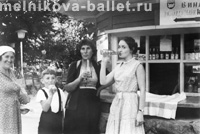 У киоска с напитками, Болгария, 1961 год, фото 24