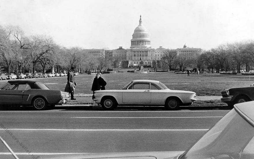 Людмила Леонидовна Мельникова на фоне Капитолия - Вашингтон, США, декабрь 1964 года, фото 1а