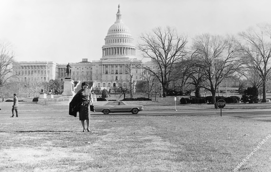 Л.Л.Мельникова на поле рядом с Капитолием - Вашингтон, США, декабрь 1964 года, фото 2в
