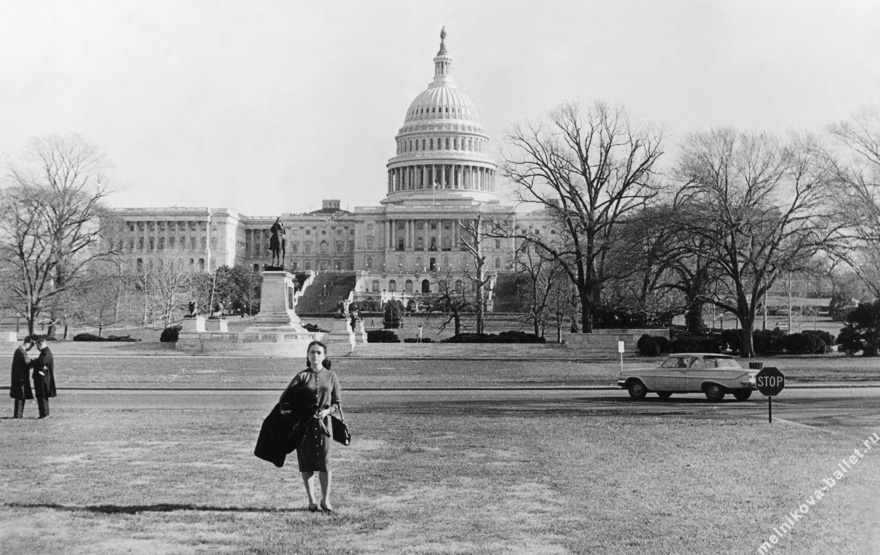 Л.Л.Мельникова около Капитолия - Вашингтон, США, декабрь 1964 года, фото 2г