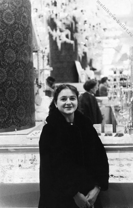 Людмила Леонидовна Мельникова в универмаге во время Рождественских праздников - США, Вашингтон, декабрь 1964 года, фото 4