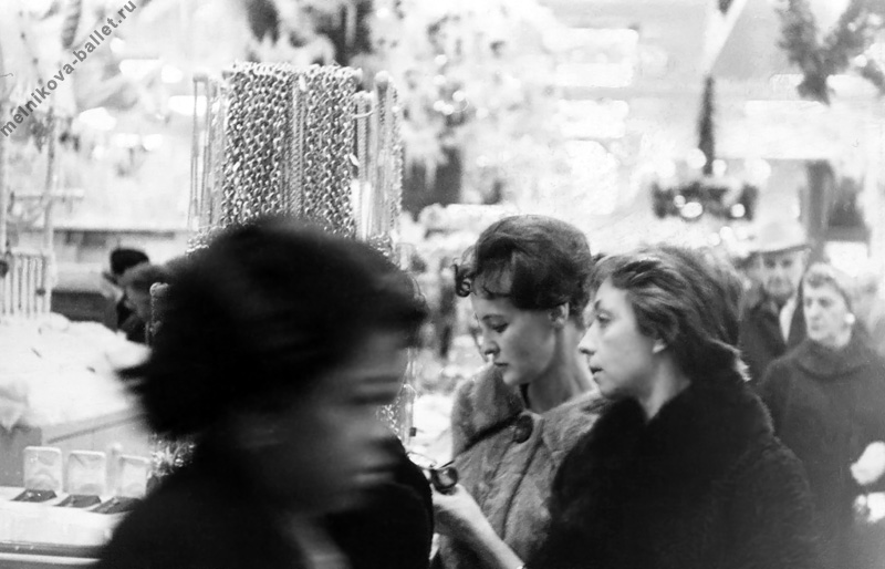 Людмила Леонидовна Мельникова в универмаге во время Рождественских праздников - США, Вашингтон, декабрь 1964 года, фото 5