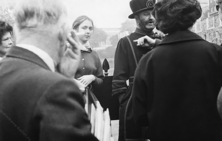 Элла Каширина (в центре) во время экскурсии в Тауэр - Лондон, 1966 год, фото 28