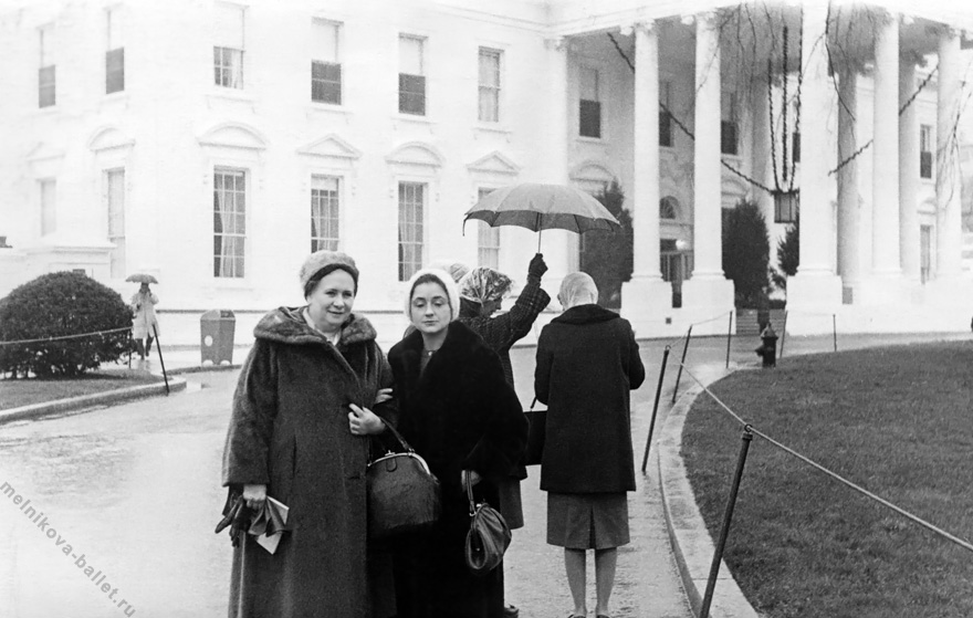 Людмила Леонидовна Мельникова (впереди справа) у Белого Дома - США, Вашингтон, декабрь 1964 года, фото 6